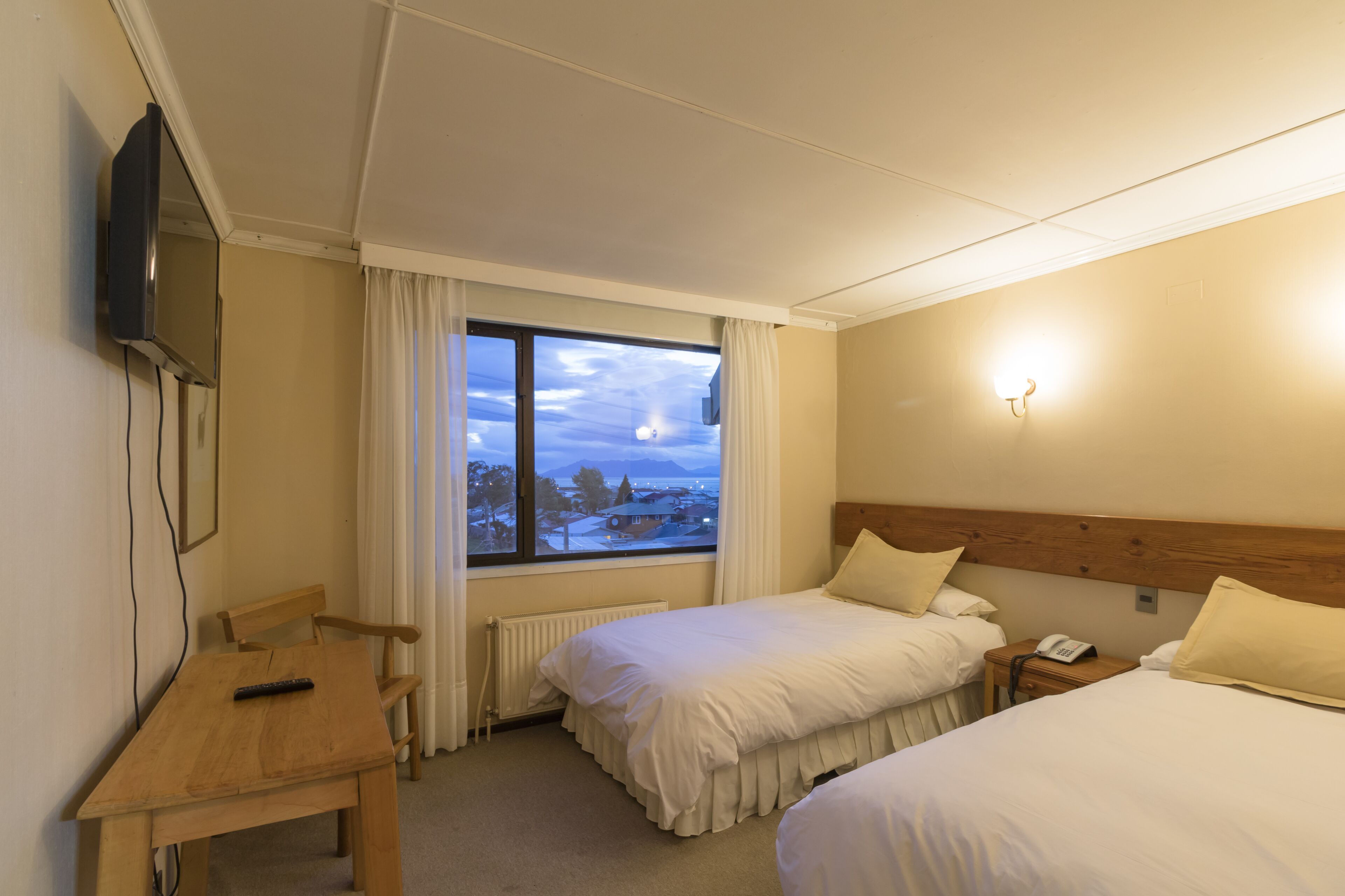 Quarto duplo standard, 2 camas de solteiro, vista para a cidade | Cofres nos quartos, berços grátis, roupa de cama