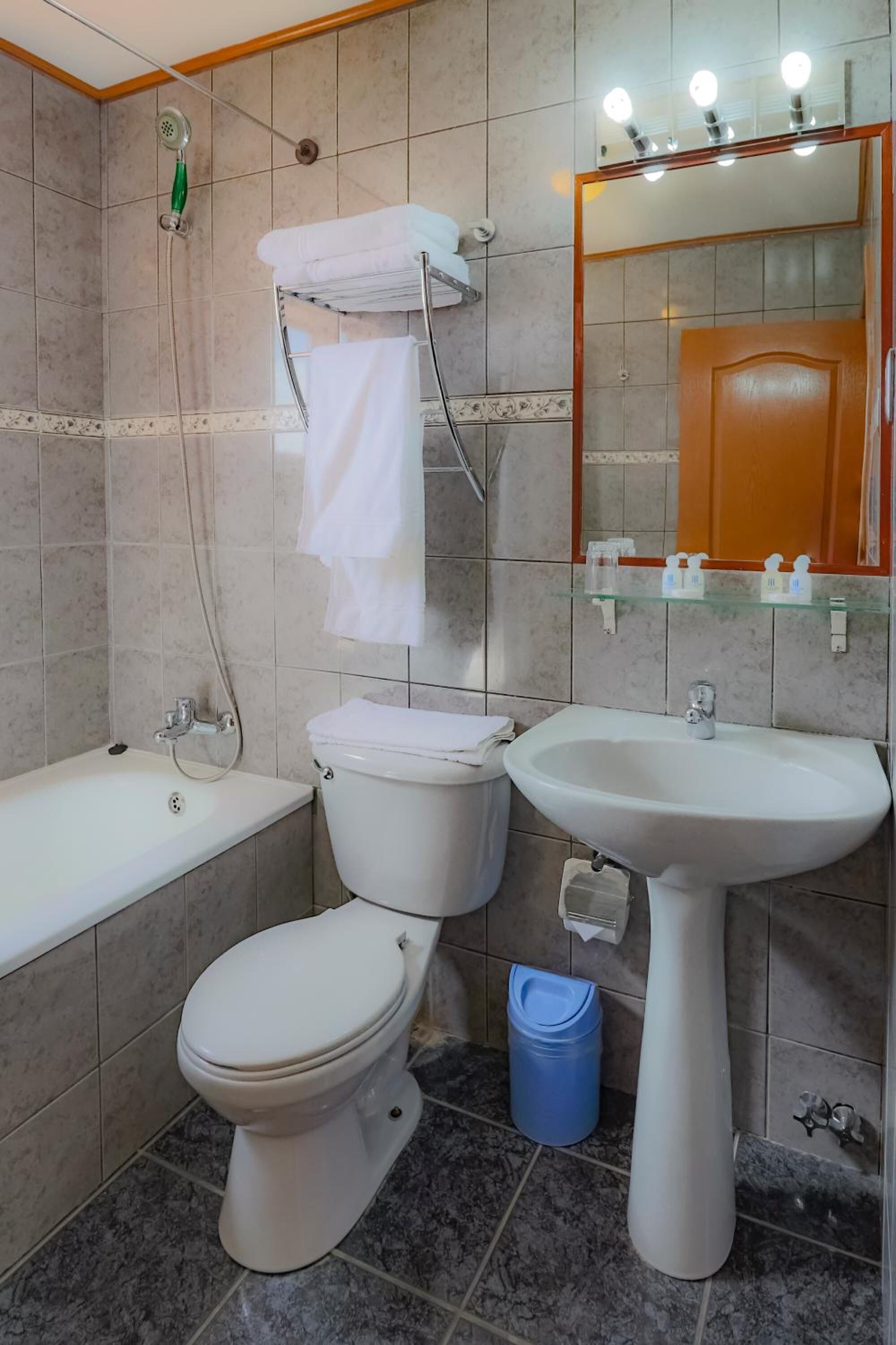 combined shower/bathtub, hair dryer, towels