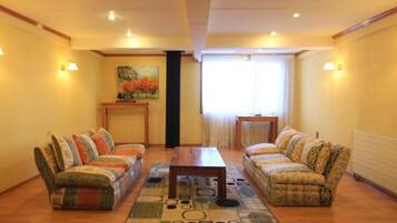 Una sala de estar con dos sofás, una mesa de centro y un cuadro en la pared.