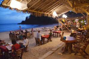 Breakfast, lunch and dinner served - Kantiang Bay View Resort (Ko Lanta)