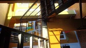 Un immeuble à plusieurs étages, reliés par un escalier.