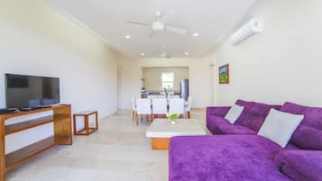 Suíte premium, 2 quartos | Área de estar