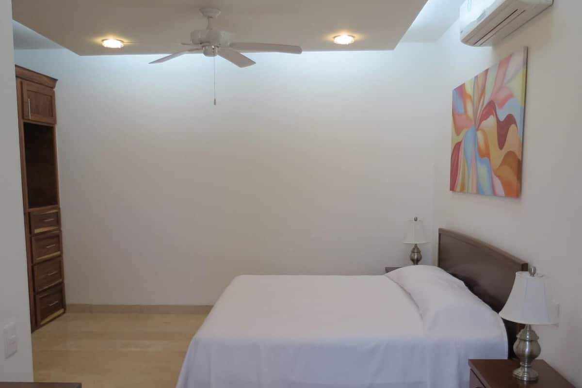 2 habitaciones, ropa de cama de alta calidad y escritorio