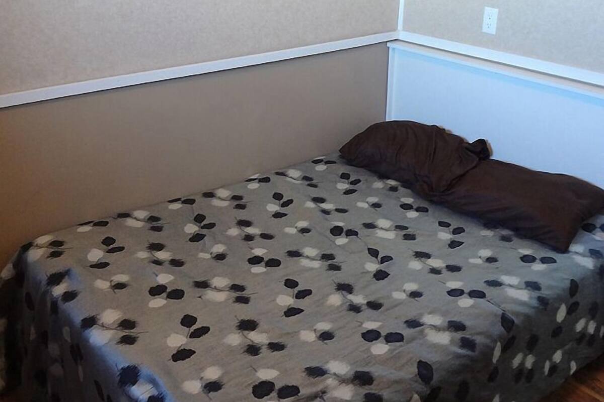 Deluxe Room, 1 Queen Bed, Shared Bathroom | Free WiFi