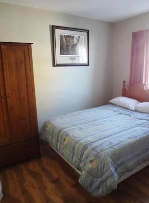 Deluxe Room, 1 Queen Bed, Shared Bathroom | Free WiFi - The Lotus Hostel & Rooms (Prince George)