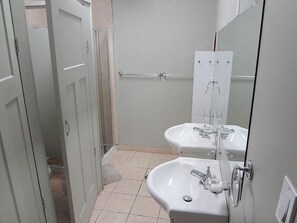 Shower, hair dryer, towels - The Lotus Hostel & Rooms (Prince George)
