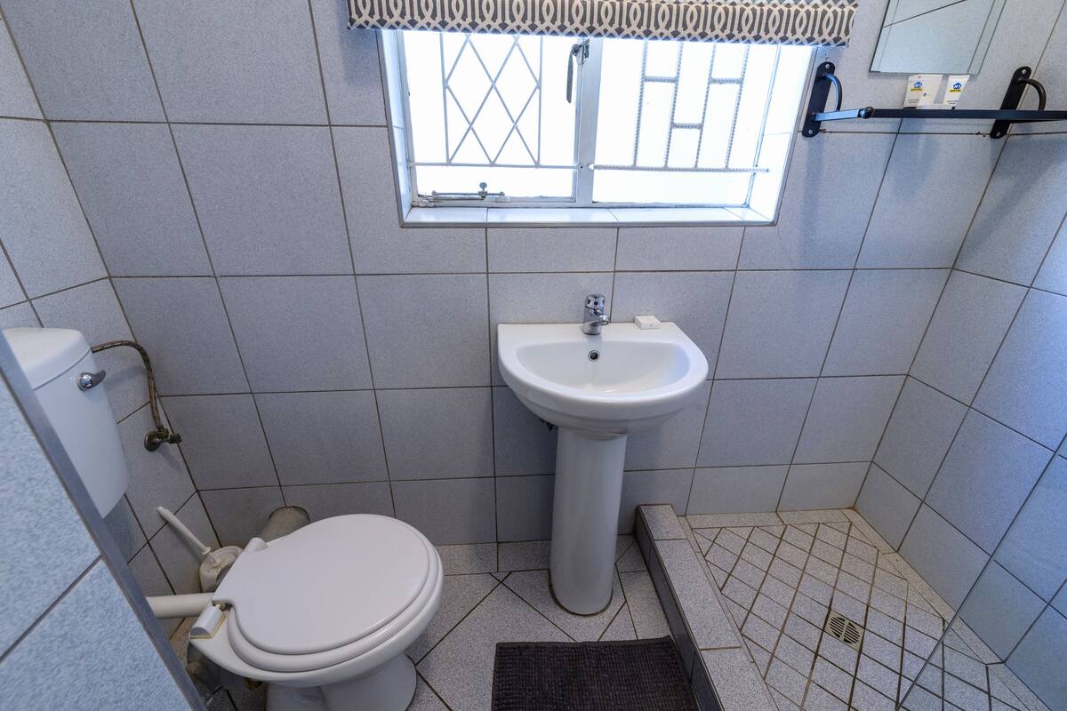 deluxe double room | bathroom | shower, towels