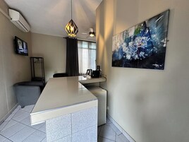 行政双人房 | 私人简易厨房 | 茶具/咖啡用具、电热水壶