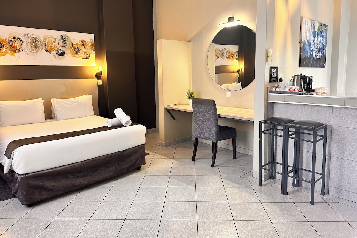 Executive tweepersoonskamer | Badkamer | Een douche, handdoeken