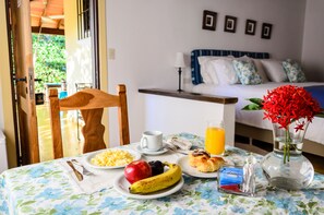 Executive-Suite, barrierefrei, Poolblick | Minibar, Zimmersafe, individuell dekoriert, individuell eingerichtet