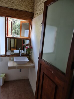 Habitación doble junior | Baño | Regadera, amenidades de baño gratuitas, toallas