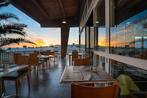 供应早餐、午餐和晚餐