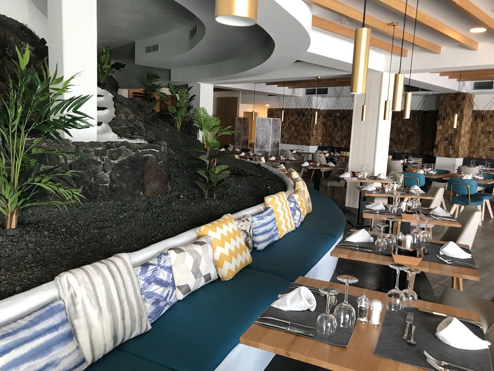 Petit déjeuner, déjeuner et dîner servis sur place