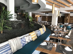 供应早餐、午餐和晚餐