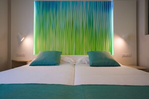 1 habitación, minibar, escritorio y cortinas blackout 