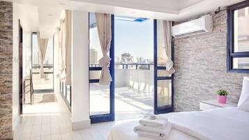 Penthouse, 3 Bedrooms | Premium bedding, pillow-top beds, desk, iron/ironing board