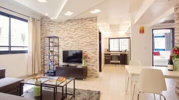 Departamento, 2 habitaciones | Ropa de cama de alta calidad, camas con pillow-top y escritorio