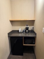 Escritorio, tabla de planchar con plancha, wifi gratis y ropa de cama 