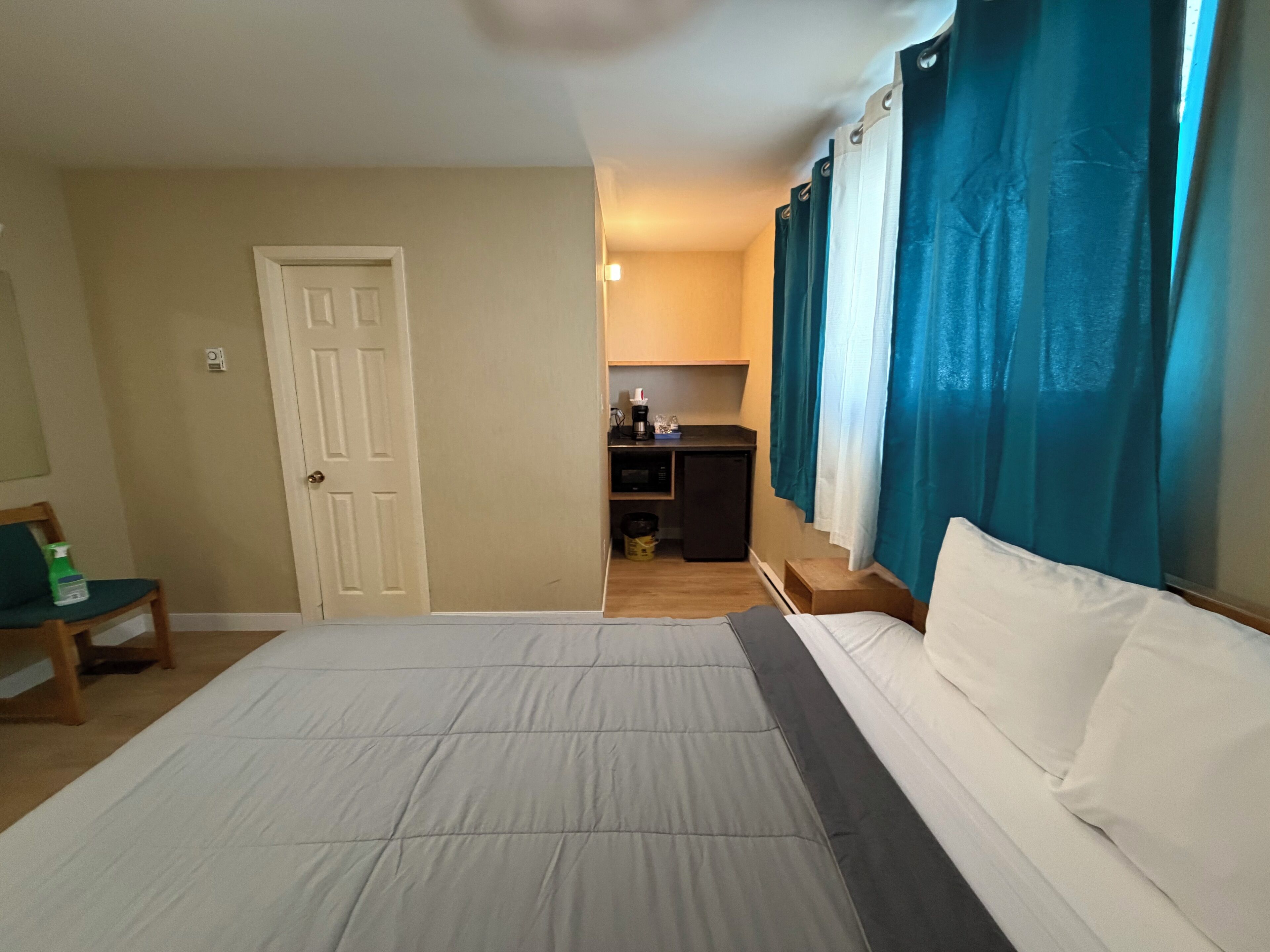 基础单人房, 1 张双人床 | 办公桌、熨斗/熨板、免费 WiFi、床单