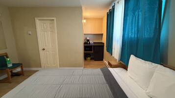 Singola Basic, 1 letto matrimoniale | Una scrivania, ferro/asse da stiro, Wi-Fi gratuito, lenzuola