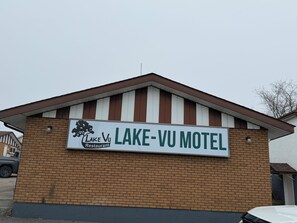 A motel sign with a tree logo and the name 'Lake-Vu Motel.' - Lake-Vu Motel (Kenora)