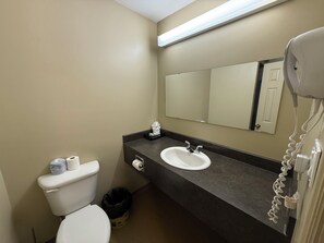 Ducha, artículos de higiene personal gratuitos y toallas