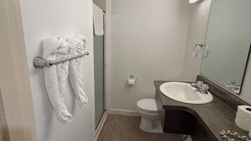 Standard-Doppelzimmer, 2 Doppelbetten | Badezimmer | Dusche, kostenlose Toilettenartikel, Handtücher