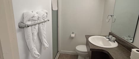 Chambre Double Standard, 2 lits doubles | Salle de bain | Douche, articles de toilette gratuits, serviettes fournies