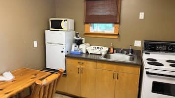 Suíte superior, 2 camas Queen, cozinha americana | Cozinha privada | Geladeira, micro-ondas, cafeteira/chaleira