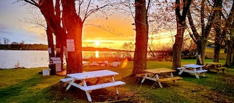 Riverview Motel