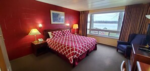 Premium kamer, 1 kingsize bed, uitzicht op rivier | Privรฉkeuken | Een koelkast, een microgolfoven, een koffiezetapparaat/waterkoker