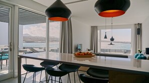 Suíte exclusiva, 3 quartos, banheira de imersão, vista para o oceano | Sala de estar | TV LED
