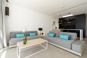 Suíte exclusiva, 1 quarto | Área de estar | TV LED