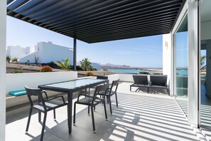 ห้องเอ็กซ์คลูซีฟสวีท, 3 ห้องนอน, อ่างน้ำร้อน, วิวทะเล | ลานระเบียง/นอกชาน