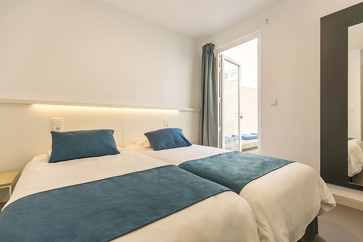 Premium bedding, in-room safe, blackout drapes, WiFi (free)
