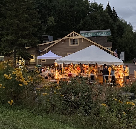 Breakfast, lunch, dinner served; American cuisine