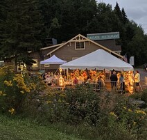 Se sirven desayunos, almuerzos y cenas; cocina americana