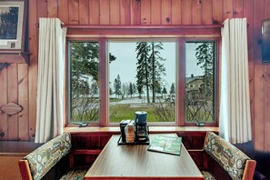 小屋, 私人浴室 (Cabin 9) | 起居區 | 30-吋電視，提供衛星頻道