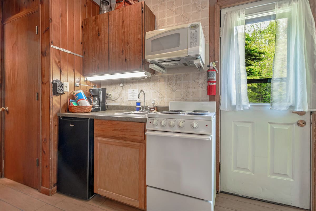 CabaƱa, baƱo privado (Cabin 10) | Cocina privada | Refrigerador, microondas y cafetera y tetera
