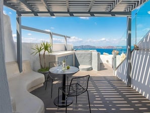Outdoor dining - Exclusive Suites (Santorini)