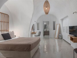 Caja de seguridad en la habitación y tabla de planchar con plancha 