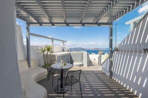 Suíte luxo, banheira de imersão (Caldera View) | Terraço/pátio