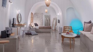In-room safe, iron/ironing board, WiFi (free), bed sheets - Exclusive Suites (Santorini)