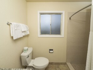Douche, articles de toilette gratuits, sĂšche-cheveux