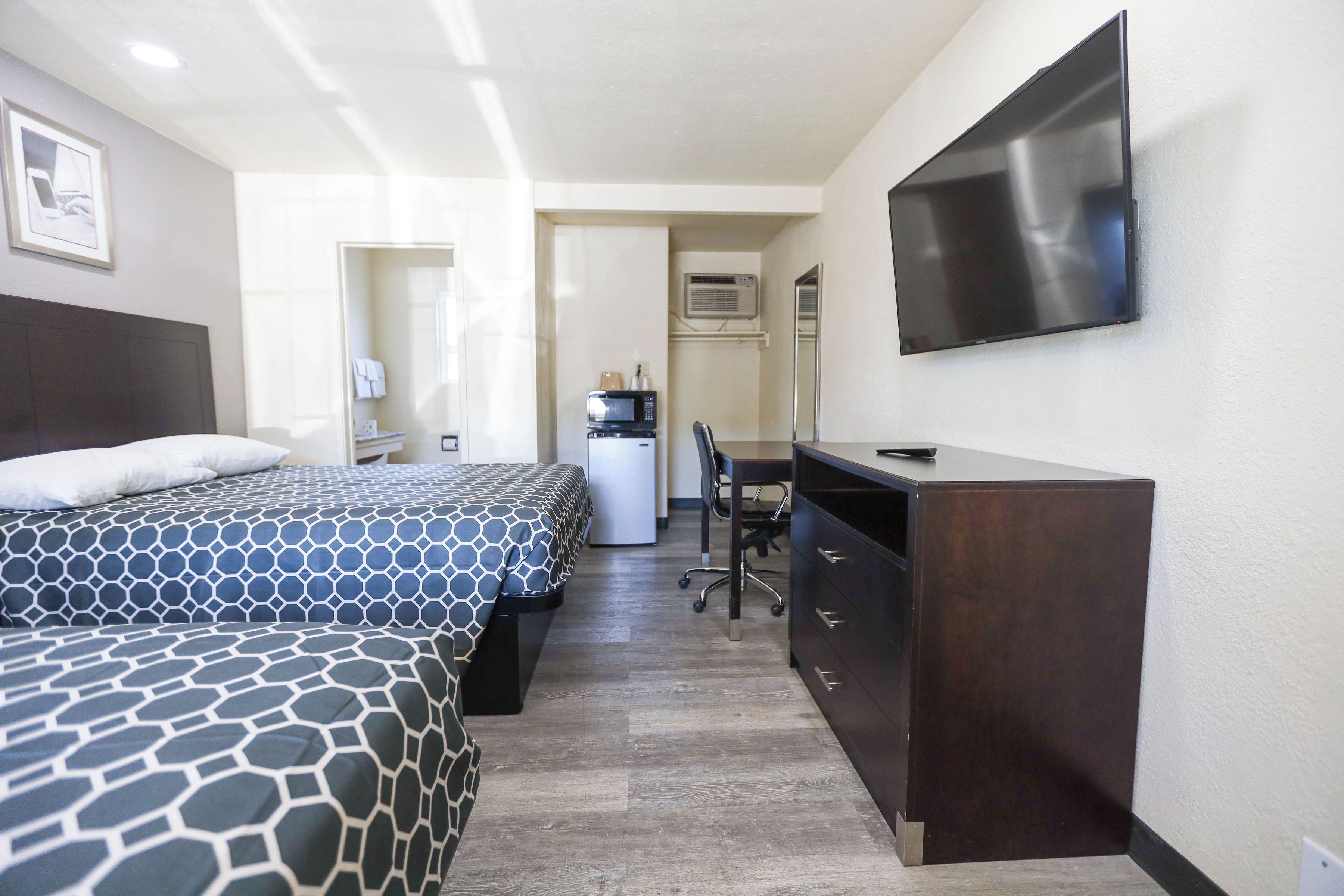 مكتب ومكواة/لوح كي وواي فاي مجانًا وملاءات أسرّة