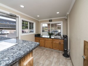 Lobby - Sky Riders Motel (Sacramento)