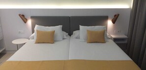 Bàn, truy cập Internet không dây miễn phí, bộ trải giường 
