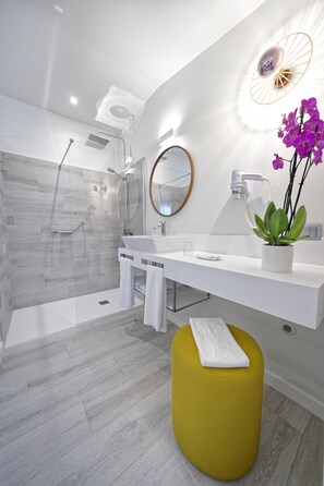 Badewanne, kostenlose Toilettenartikel, Haartrockner, Handtücher