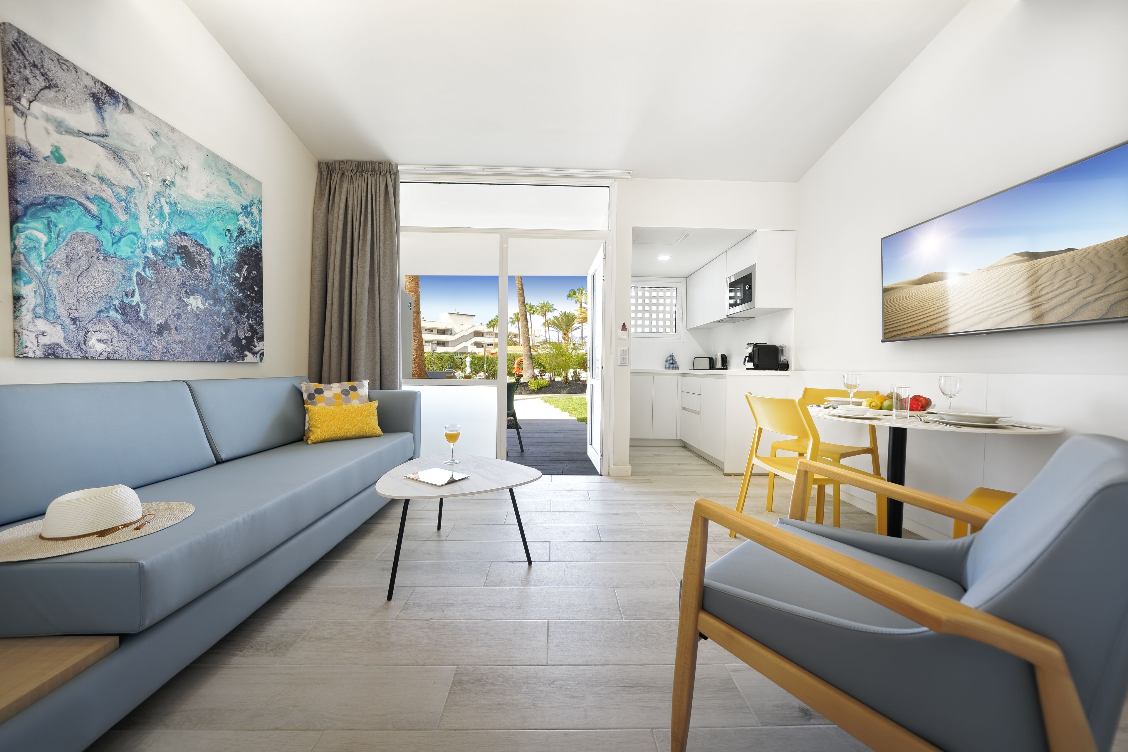 Escritorio, wifi gratis y ropa de cama 