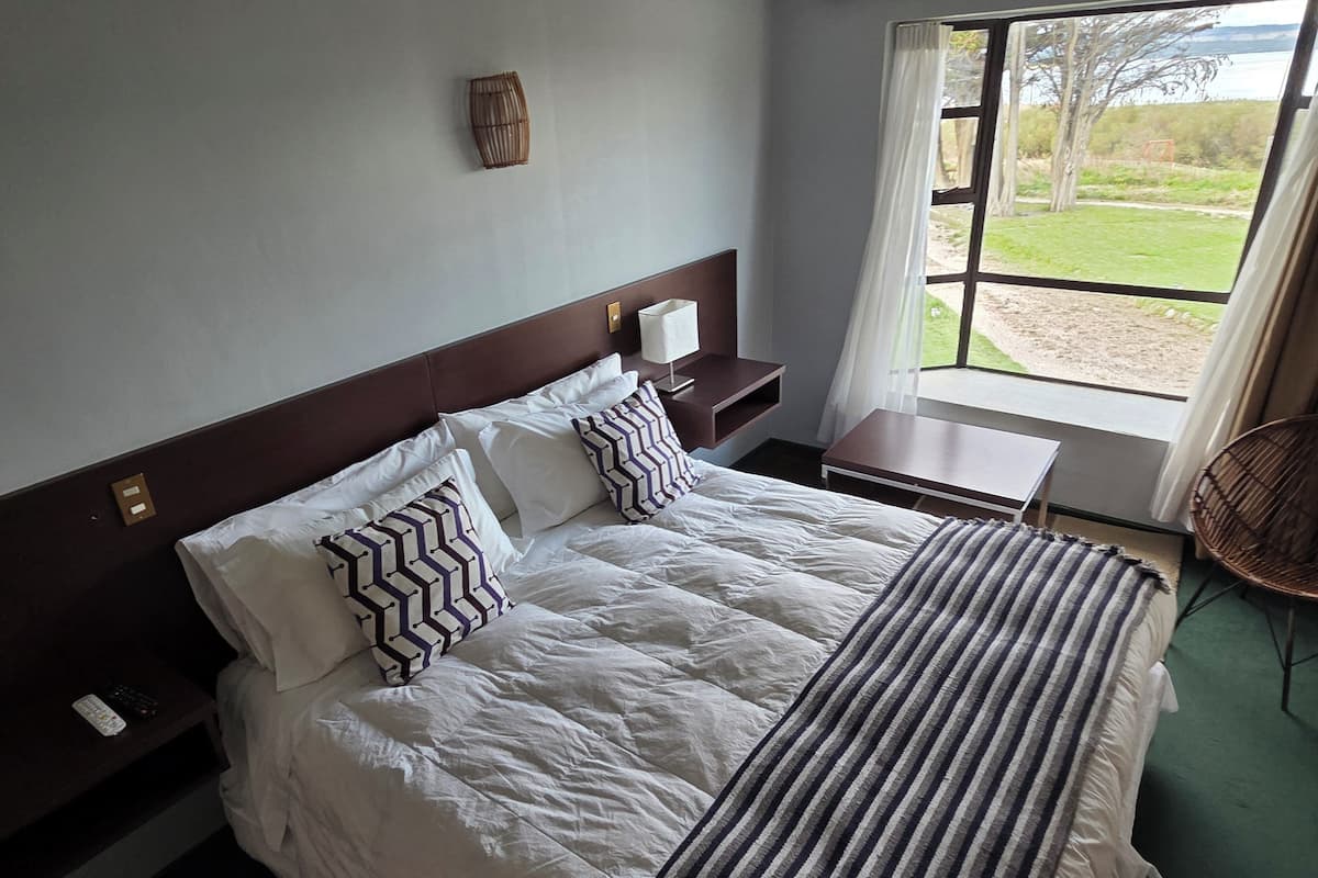 Matrimonial | In-room safe, blackout drapes, WiFi (free), bed sheets